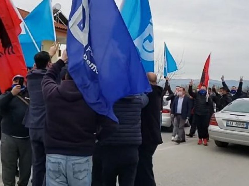 Rrugës për në Berat, Basha pritet me entuziazëm nga mbështetësit në Kuçovë