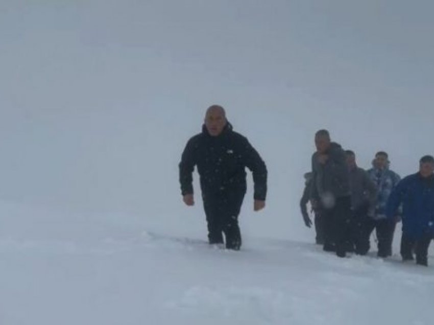 Haradinaj sfidon borën e të ftohtin me dy orë ecje bjeshkës