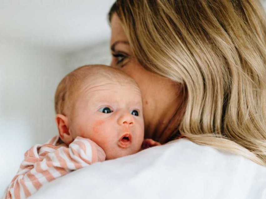 Pse disa nëna nuk dashurohen me bebet e tyre menjëherë pas lindjes