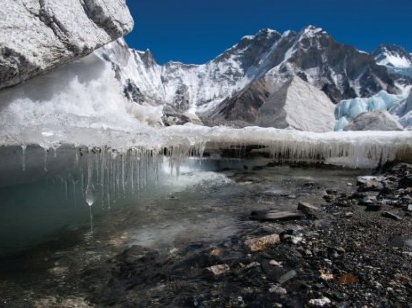 Në Himalaje po shkrijnë akujt, rrezikohen një miliard e gjysmë njerëz