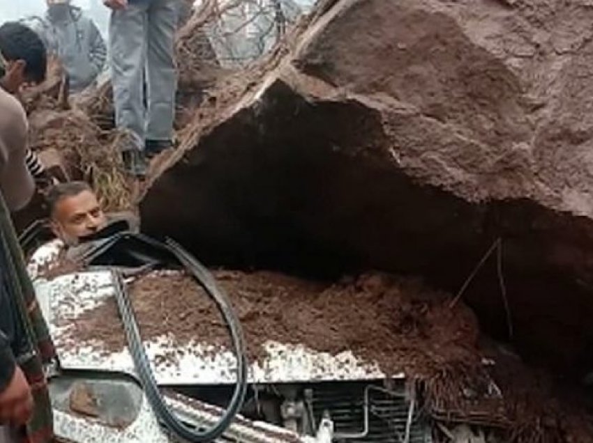 Vetura përfundoi nën këta shkëmbinj gjigant, shpëton shoferi në Pakistan – por jo edhe tre pasagjerët