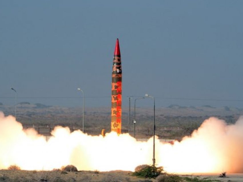 Pakistani teston me sukses raketën balistike me kapacitete bërthamore