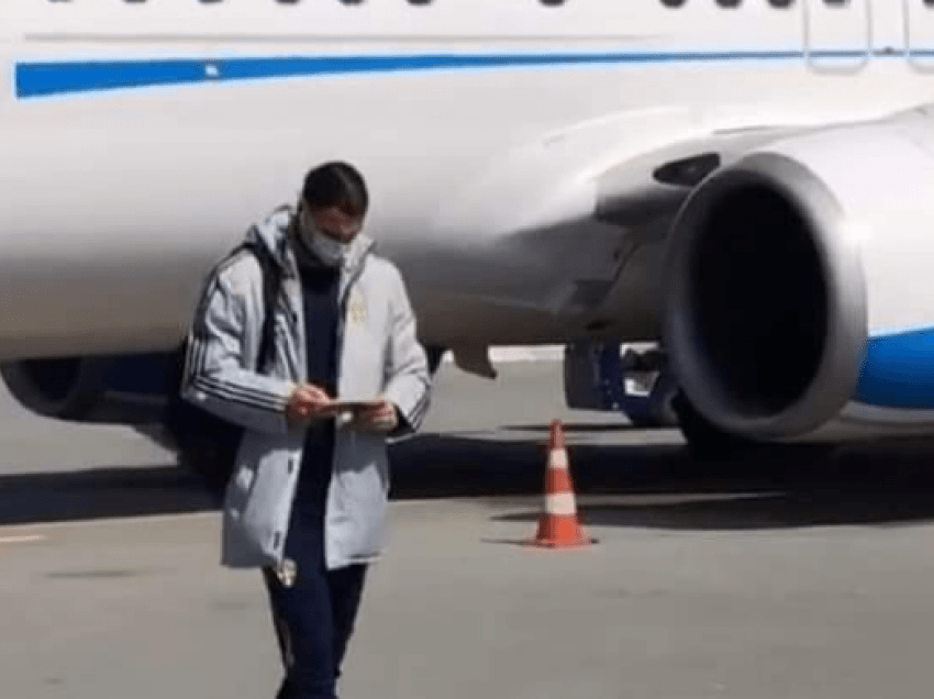 Ibrahimoviç zbarkon në Prishtinë