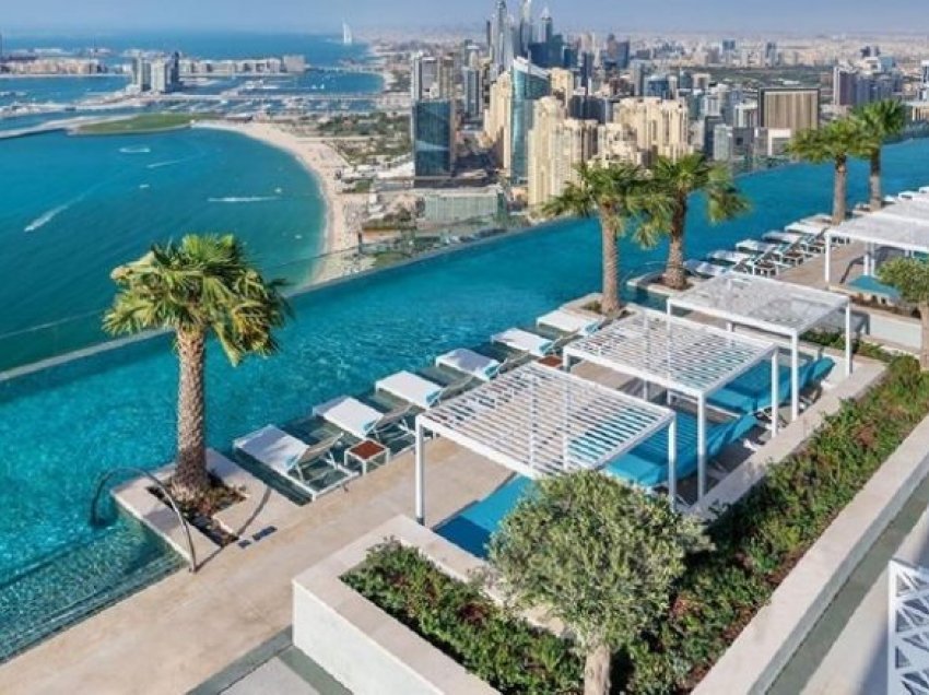 Në Dubai hapet një pishinë në katin e 77-të