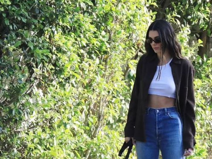 Kendall Jenner ekspozon barkun e tonifikuar derisa nxjerr për shëtitje qenin e saj