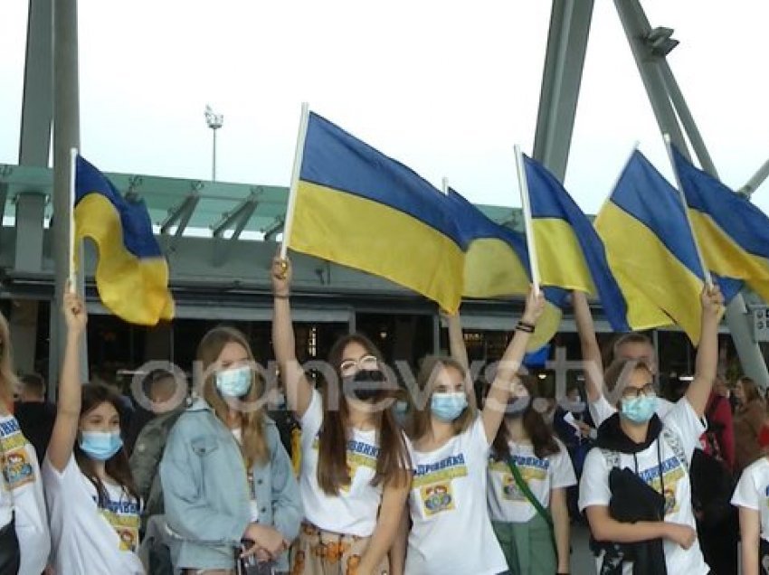 Valëviten flamujt në Rinas, 27 nxënës nga Ukranina vizitë në Shqipëri