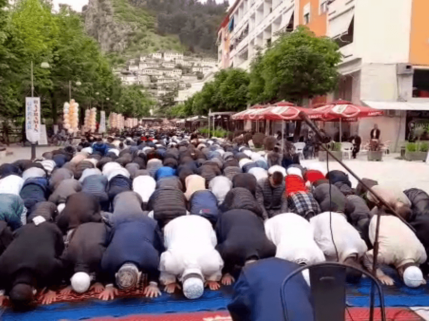 Fitër Bajrami/ Besimtarët myslimanë mbushin edhe pedonalen e Beratit 