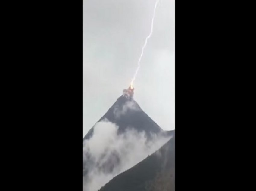 ​Rrufeja godet vullkanin gjatë shpërthimit
