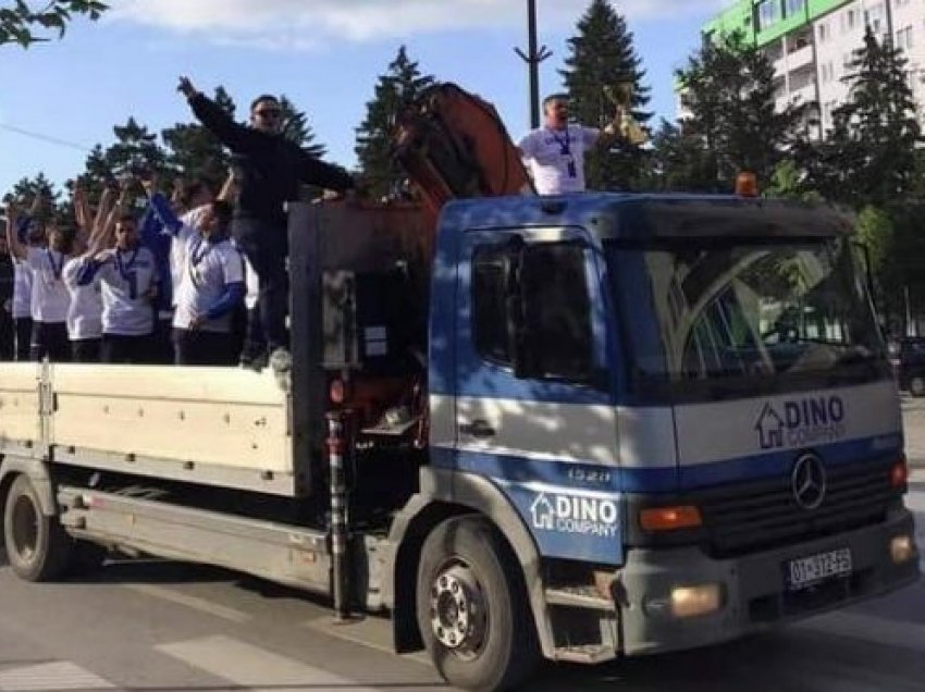 Ndodh edhe kjo: Futbollistët e festojnë me kamion hyrjen në elitën e Kosovës