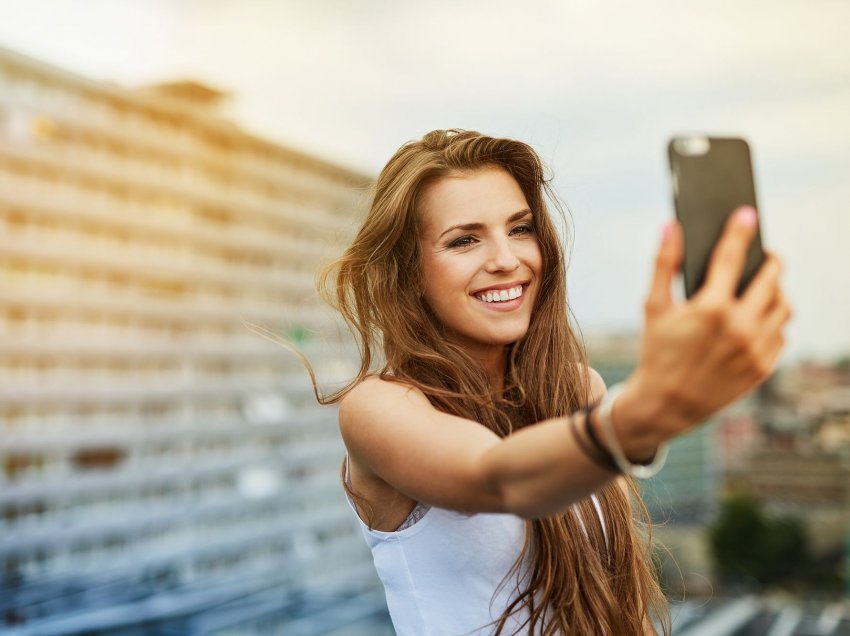 Ekspertët zbulojnë se çfarë tregon për ju mënyra se si bëni “selfie”