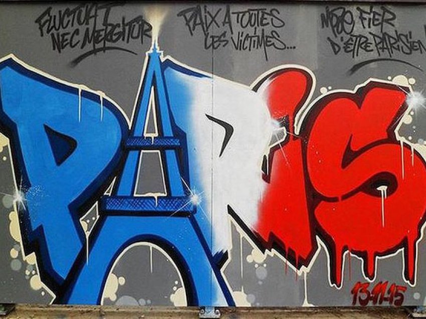 Dy artistë francezë vizatojnë muret e Parisit me frazat 