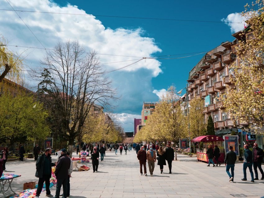Gjimnazistët e Prishtinës mbajnë marsh protestues kundër sulmeve seksuale në shkolla