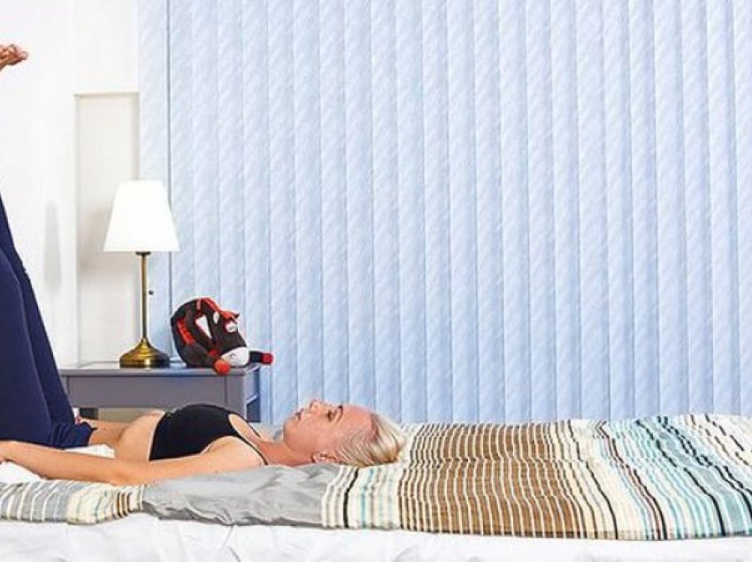 Gjashtë lëvizje të thjeshta që mund t’i bëni direkt nga shtrati, për t’ju zënë gjumi më shpejt!