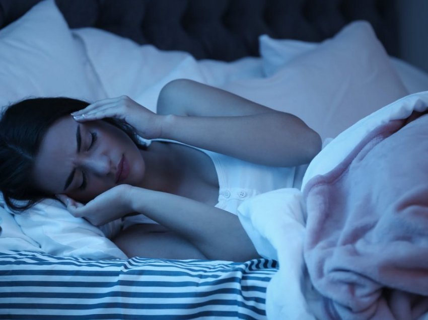 Nëse nuk doni të bëni gjumë të keq, këto 6 gjëra nuk duhet t’i bëni kurrë para se të flini