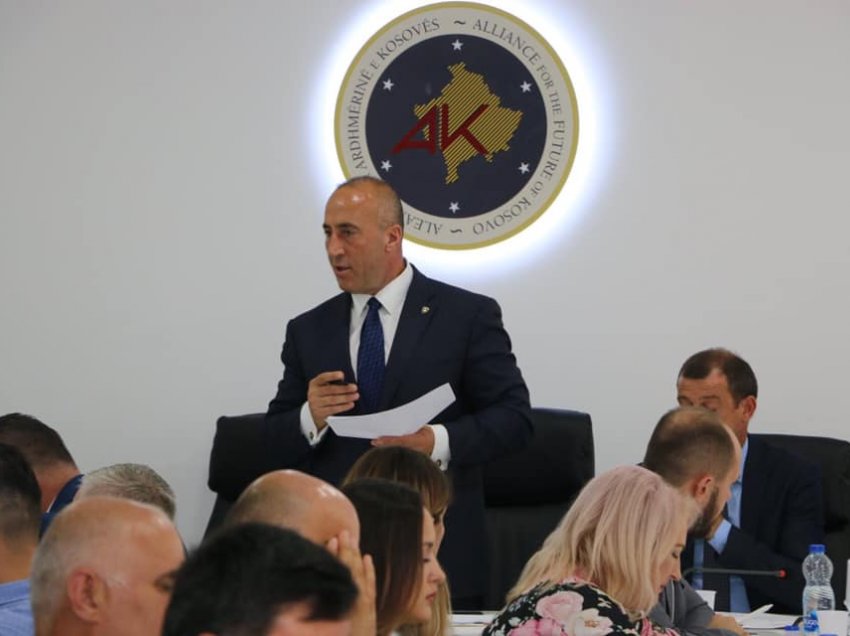 “Ëndrra me sy hapur e AAK-së”, Haradinaj problemi kryesor, analistët tregojnë për ҫfarë po e shfrytëzon partinë