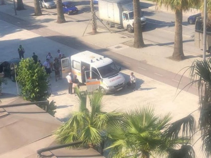 Makina përplas këmbësorin në Lungomaren e Vlorës, i plagosuri në gjendje të rëndë në spital