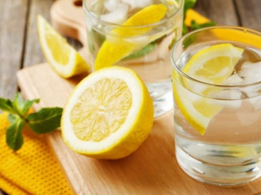 Lëng limoni dhe kripë, si të largoni dhimbjen e fortë të kokës