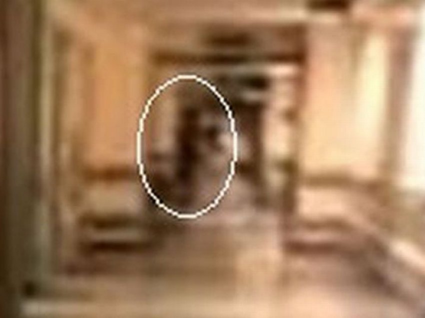 Pacienti kap ‘fantazmën’ duke ecur nëpër korridorin e spitalit