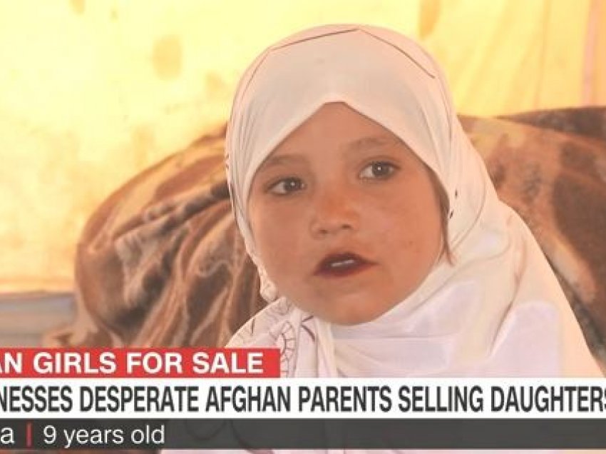 Publikohen pamjet: Momenti kur afgani shet vajzën e tij 9-vjeçare te një 55-vjeçar