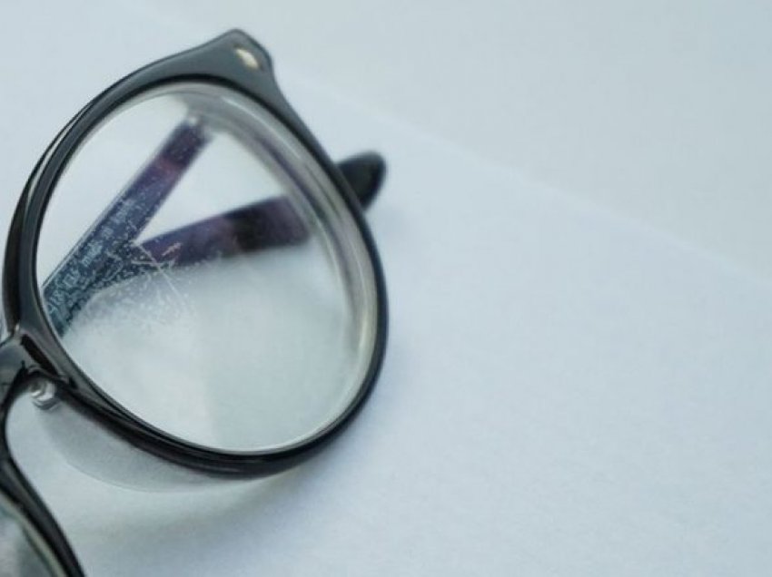 Si të hiqni gërvishtjet nga syzet: Një mjet me dy përbërës që i zgjidh dëmtimet