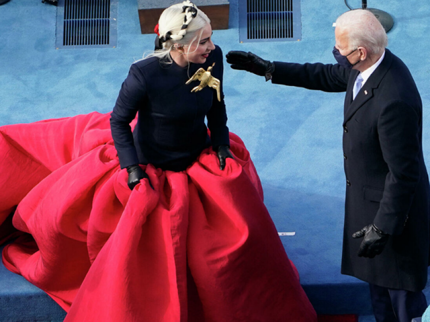 Lady Gaga tregon ç'fshihej pas fustanit që veshi në ditën e përurimit të presidentit Biden: Askush s'e di këtë