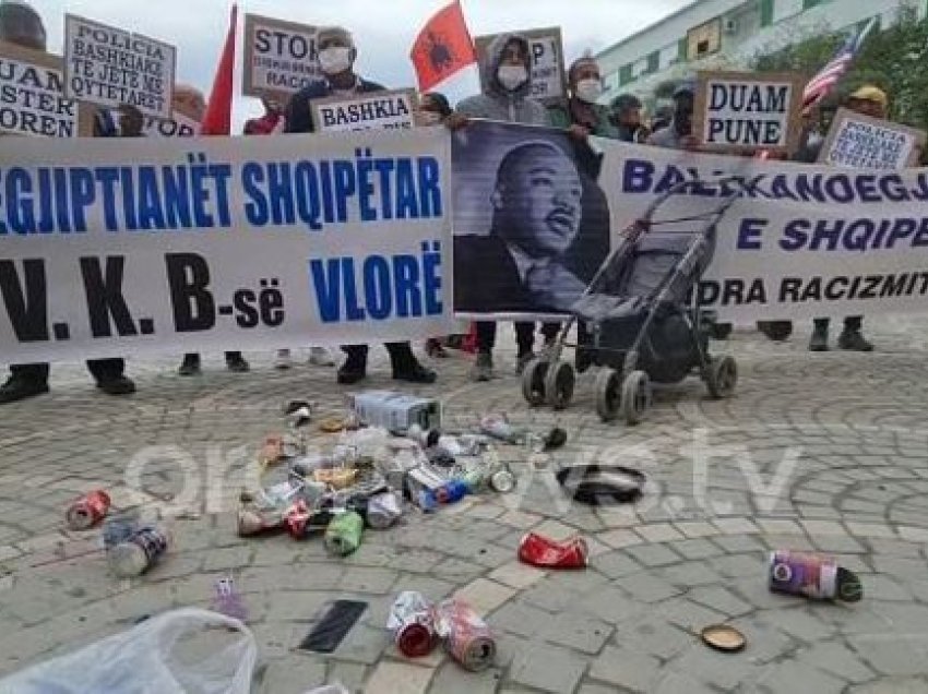 Vlorë/ Bashkia u ndalon karrocat e grumbullimit të hekurave, komuniteti rom dhe egjiptian dalin në protestë: Duam bukë