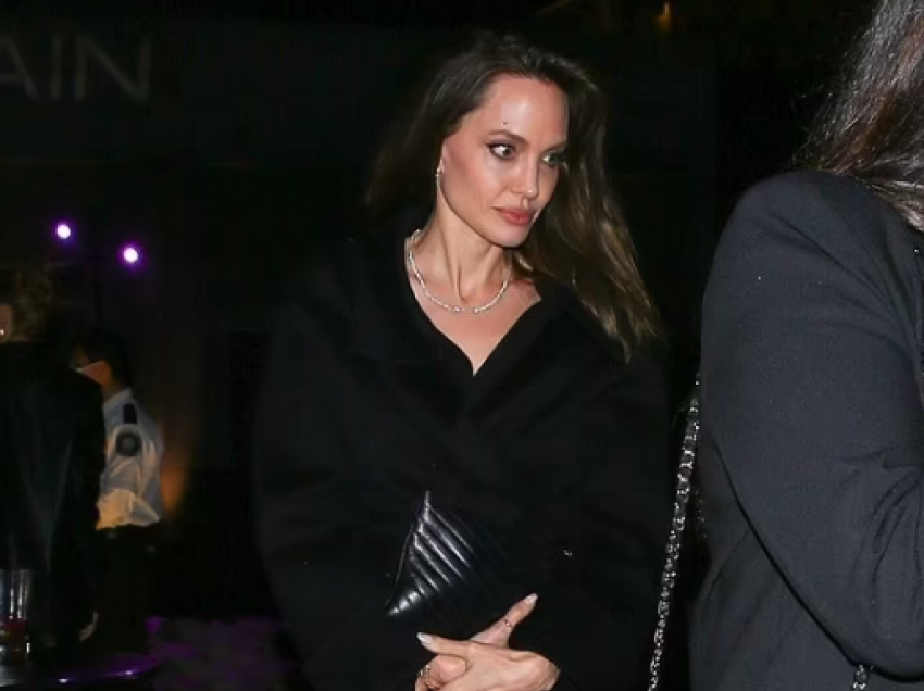 Angelina Jolie mbulohet me veshje me ngjyrë të zezë nga koka te këmbët teksa merr pjesë në një event në Los Angeles