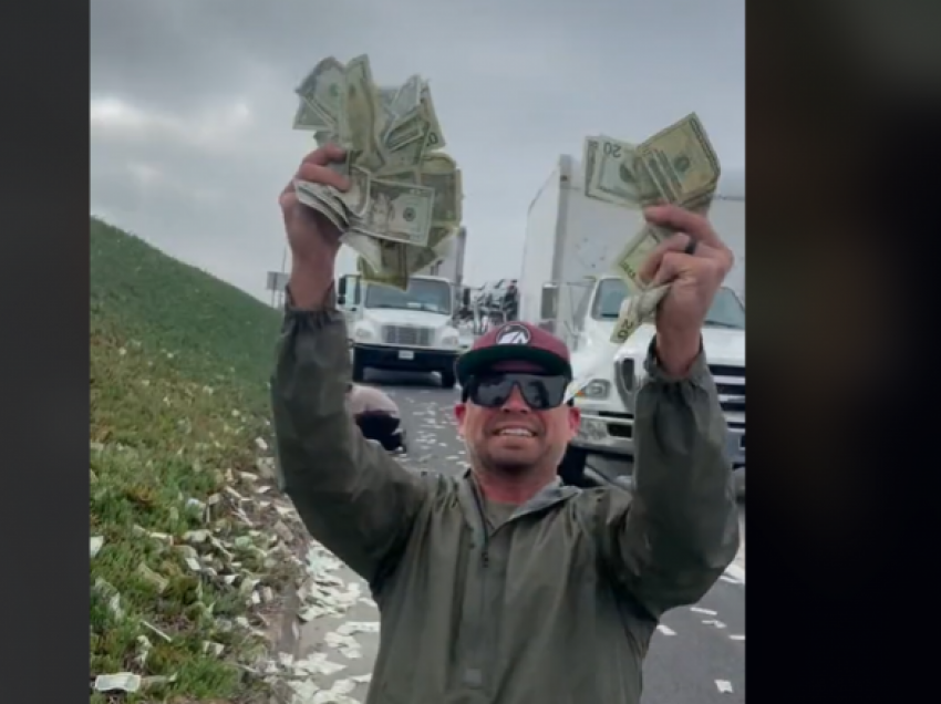Autoritetet amerikane i bëjnë thirrje njerëzve t’i kthejnë paratë që i morën në autostradë pasi ranë nga automjeti