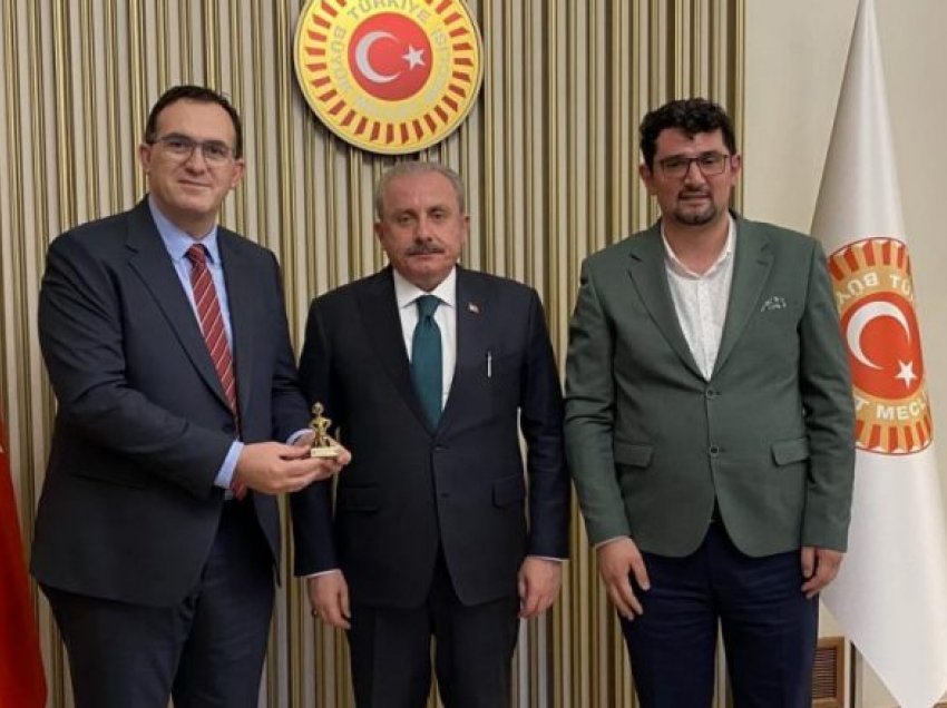 Rektori Hajrizi u prit në Ankara nga kryetari i Parlamentit të Turqisë, Mustafa Şentop