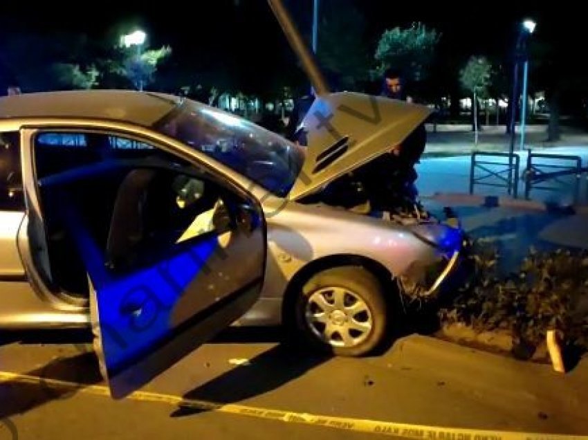 Elbasan/ Makina përplaset me shtyllën, plagosen 3 persona