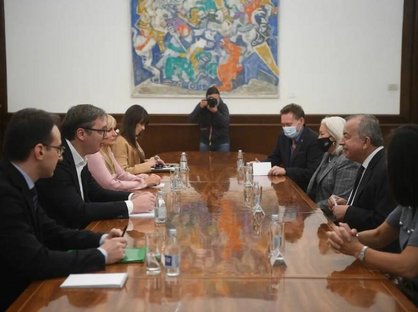 Vuçiq bisedoi me shefin e UNMIK-ut për situatën e sigurisë në Kosovë