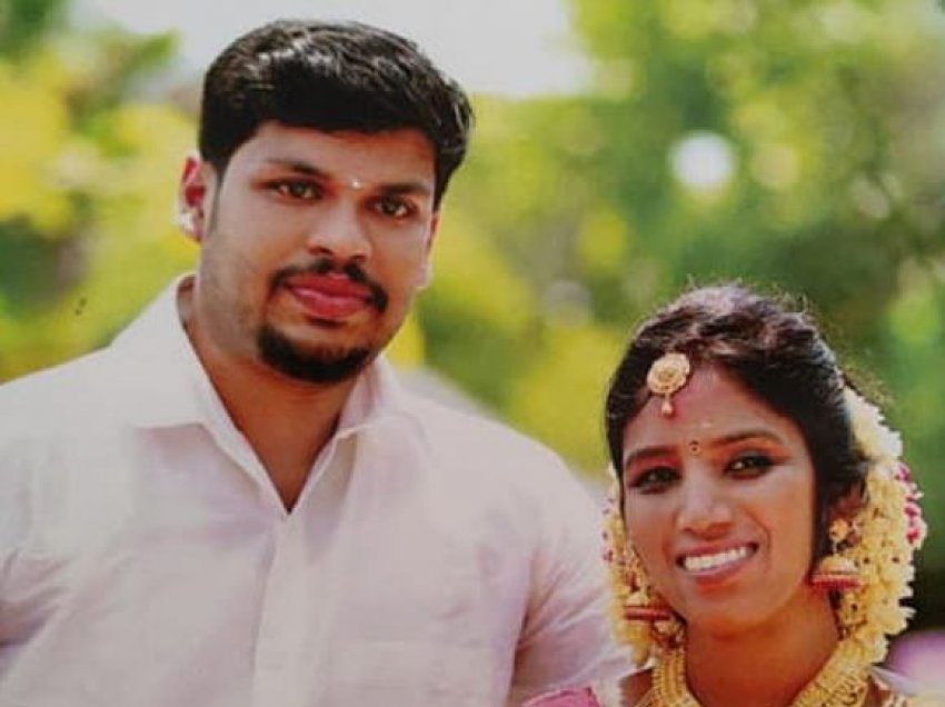 Indiani dënohet me burgim të përjetshëm pasi vrau gruan me gjarpër helmues
