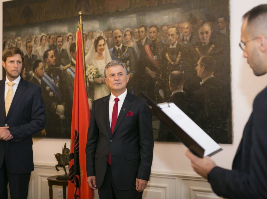 Princ Leka dekoron Ekrem Spahiun, e vlerëson me ”Urdhërin Mbretëror të Skënderbeut”