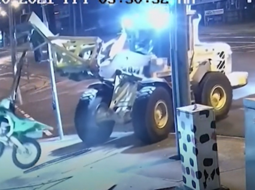 Hajduti në Australi theu xhamat e një dyqani me ngarkuesin e një traktori dhe vodhi dy motoçikleta 