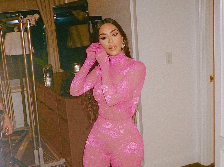 Kim Kardashian merr gjithë vëmendjen në veshjen e ngushtë ngjyrë rozë, thekson linjat trupore