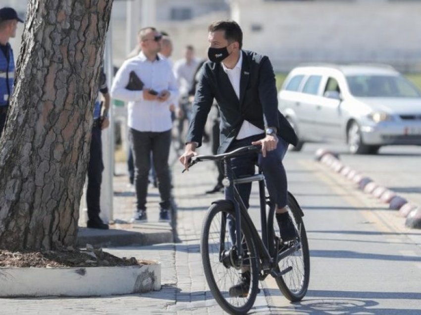 Kryebashkiaku Veliaj shkon me biçikletë në Asamblenë e PS