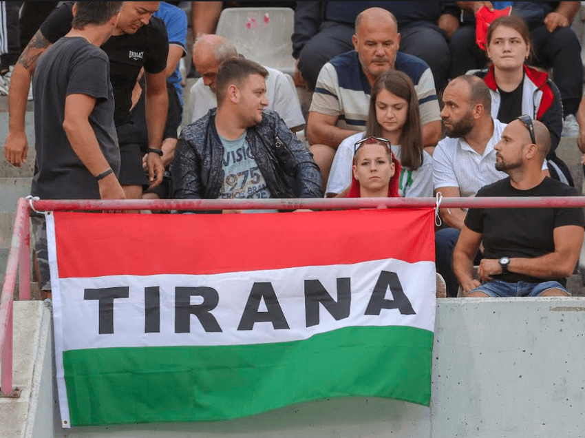 UEFA i ndalon, tifozët hungarezë shfaqen 