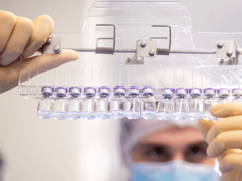 Ekspertë të FDA-së mes shkencëtarëve që kundërshtojnë planin amerikan për një vaksinë përforcuese
