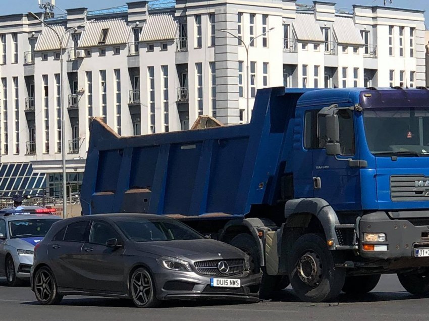 Aksident në Prishtinë, ndeshen kamioni dhe vetura