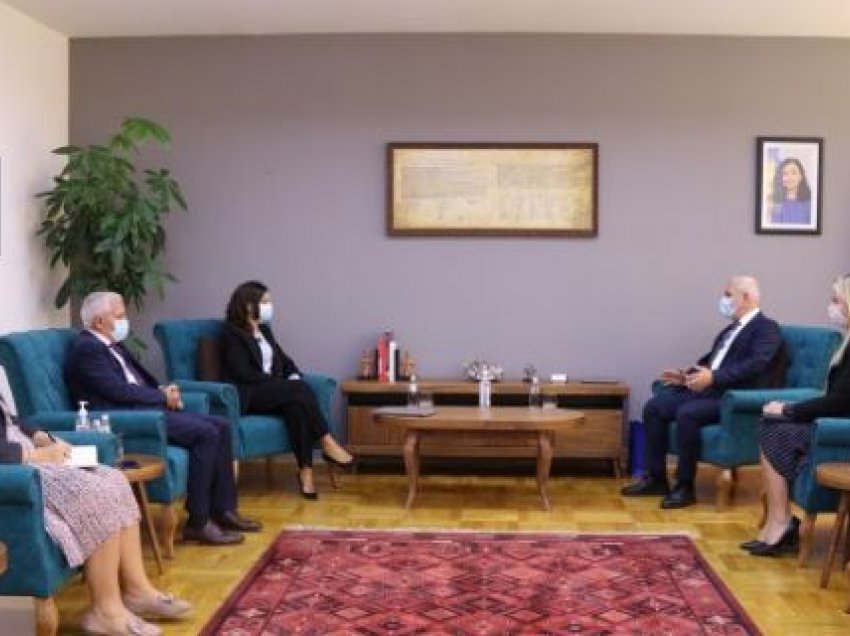 Ministri ​Sveçla u takua ministren Elisa Spiropali