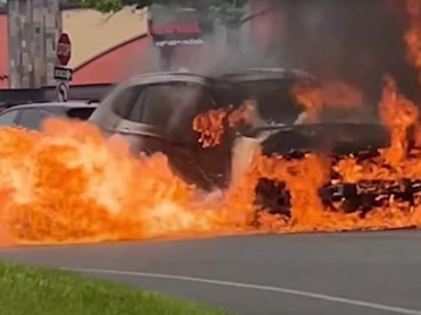 Një shofer i Tesla shpëtoi një shofer në një BMW, i cili me gjasë nuk e kishte kuptuar se vetura e tij ishte kapluar nga zjarri