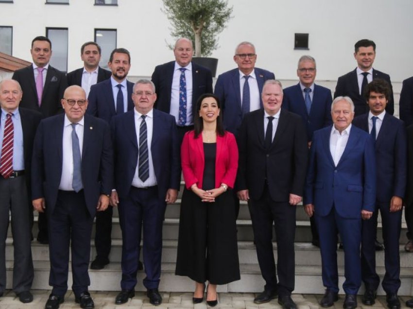 UEFA mblidhet në Tiranë, Komiteti “HatTrick” shqyrton projektet e futbollit europian