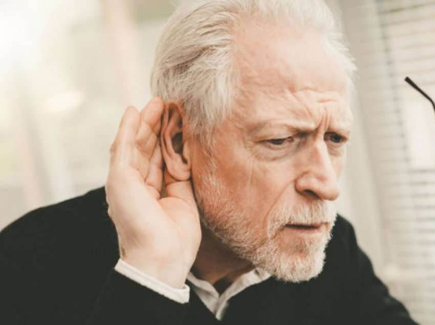 Studim/ Ja se si mosha dhe faktorët njohës ndikojnë në uljen e ndjeshmërisë së dëgjimit