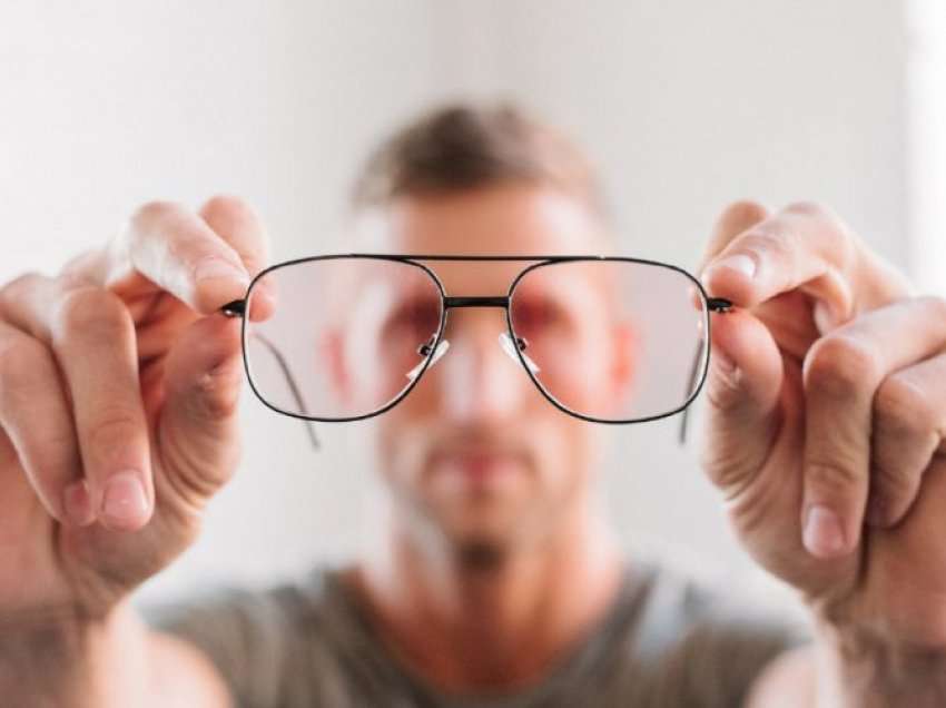 A duhet t’i mbani syzet e vjetruara optike?