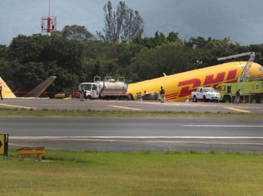 Aeroporti i Kosta Rikës rihapet pasi aeroplani rrëshqiti nga pista dhe u nda në dysh