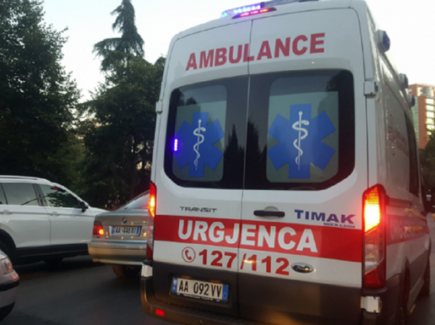 Rrihet me sende të forta i riu në Tiranë, dërgohet me urgjencë në spital