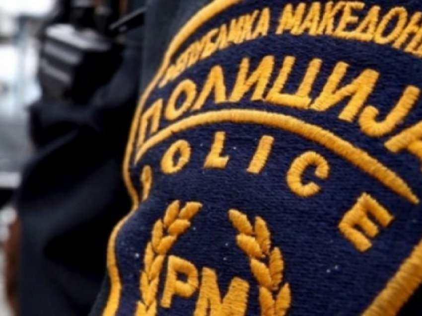 Policia bastis shtëpinë e një të moshuari në Shkup, konfiskon armë dhe municion