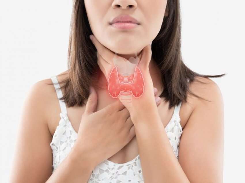 Rënia e flokëve mund të jetë shenjë se vuani nga gjëndra tiroide