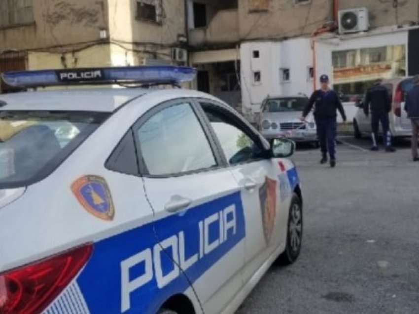 Përplas një punonjës policie dhe u largua, në kërkim shoferi në Tiranë