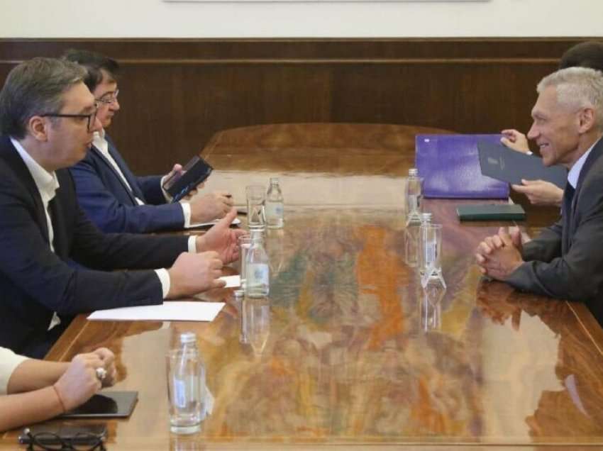 Vuçiq takohet me ambasadorin rus, ja çfarë bisedojnë 